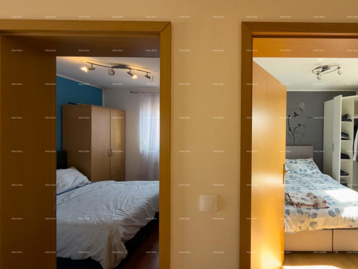 The translation of "Kuća sa dva stana" to Slovenian is "Hiša z dvema stanovanjem."