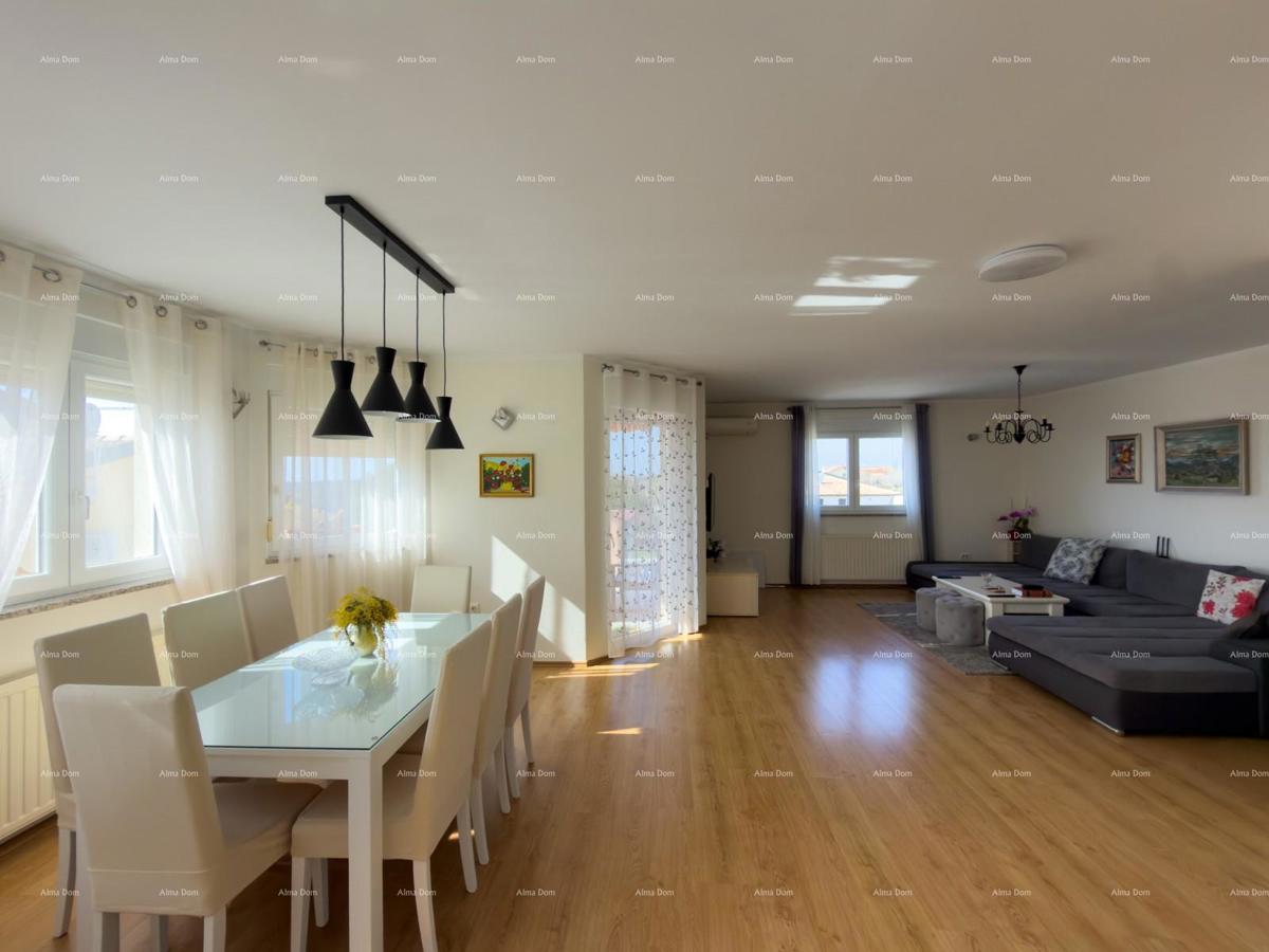 The translation of "Kuća sa dva stana" to Slovenian is "Hiša z dvema stanovanjem."