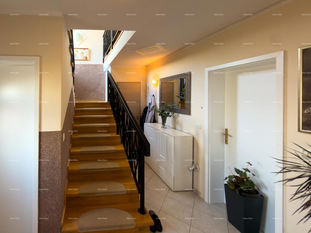 The translation of "Kuća sa dva stana" to Slovenian is "Hiša z dvema stanovanjem."