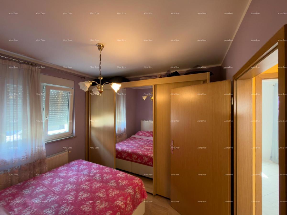 The translation of "Kuća sa dva stana" to Slovenian is "Hiša z dvema stanovanjem."