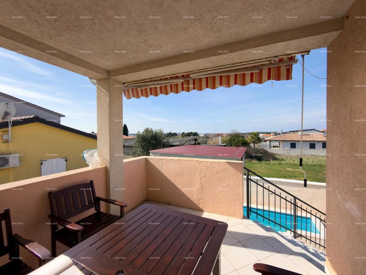 The translation of "Kuća sa dva stana" to Slovenian is "Hiša z dvema stanovanjem."