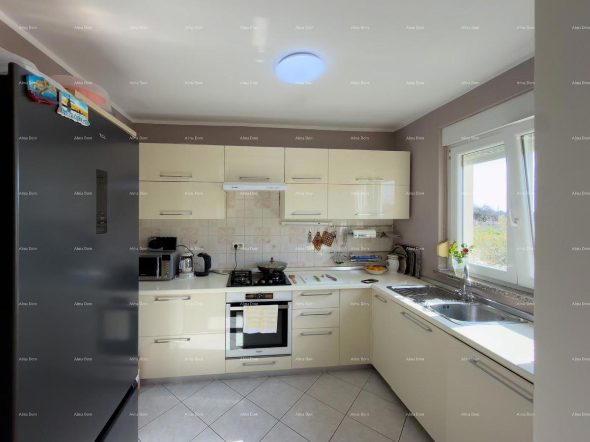 The translation of "Kuća sa dva stana" to Slovenian is "Hiša z dvema stanovanjem."