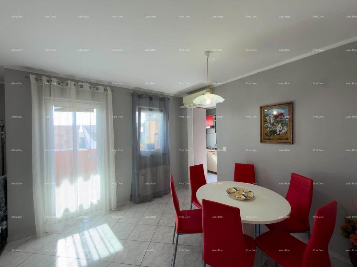 The translation of "Kuća sa dva stana" to Slovenian is "Hiša z dvema stanovanjem."