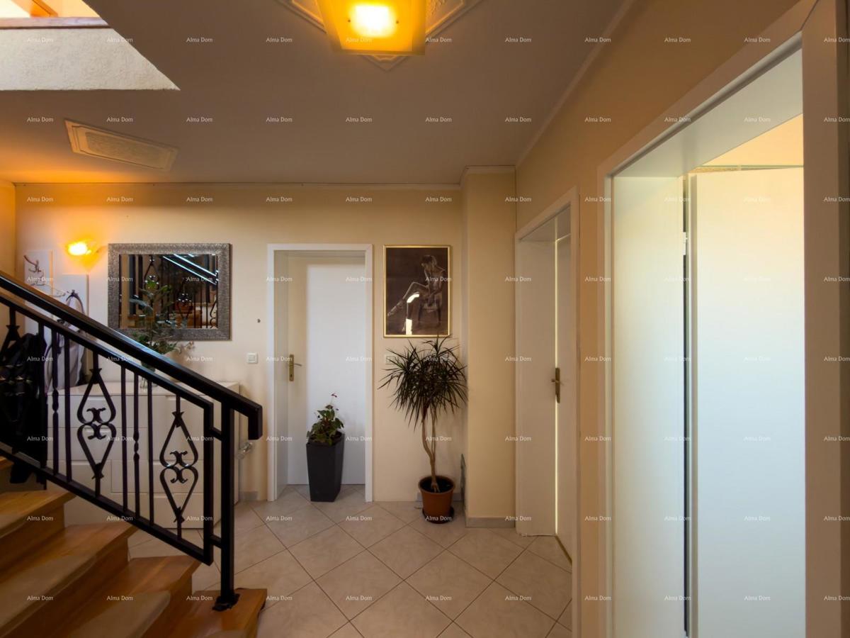 The translation of "Kuća sa dva stana" to Slovenian is "Hiša z dvema stanovanjem."