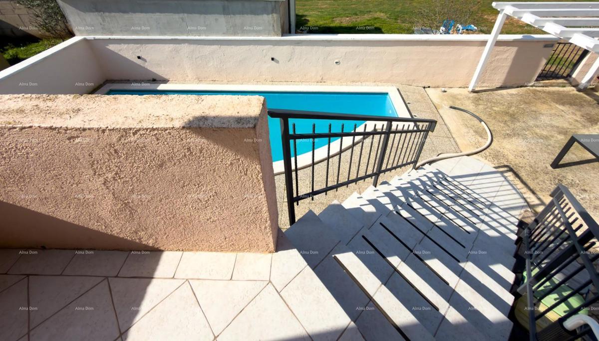 The translation of "Kuća sa dva stana" to Slovenian is "Hiša z dvema stanovanjem."