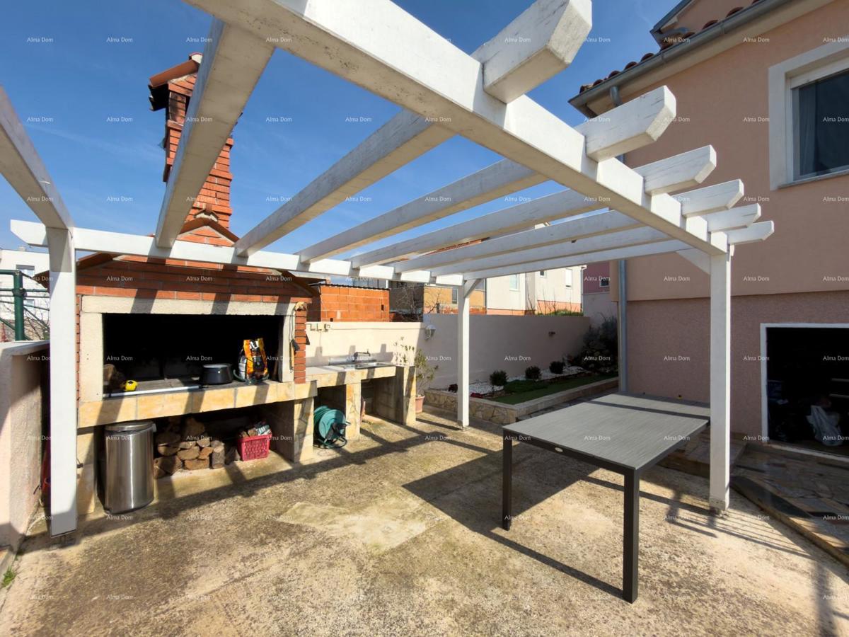 The translation of "Kuća sa dva stana" to Slovenian is "Hiša z dvema stanovanjem."