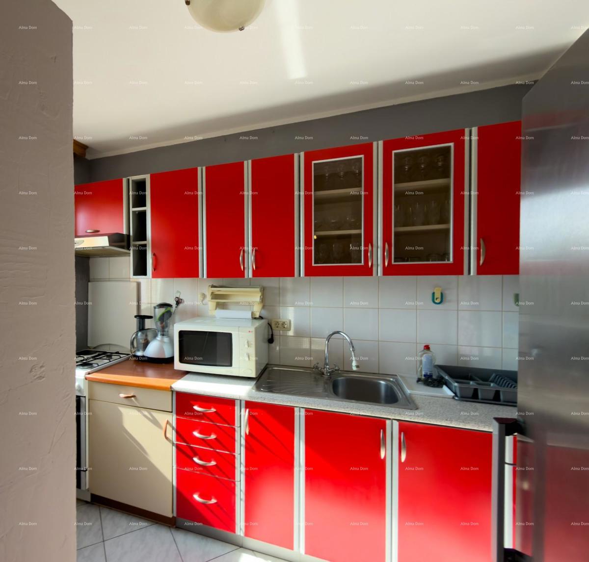 The translation of "Kuća sa dva stana" to Slovenian is "Hiša z dvema stanovanjem."