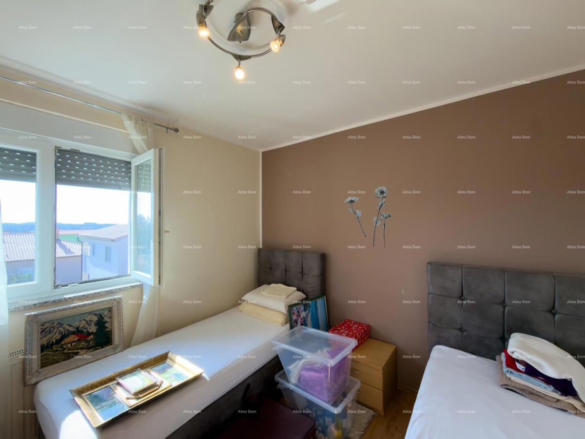 The translation of "Kuća sa dva stana" to Slovenian is "Hiša z dvema stanovanjem."