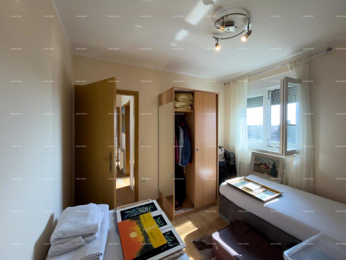 The translation of "Kuća sa dva stana" to Slovenian is "Hiša z dvema stanovanjem."