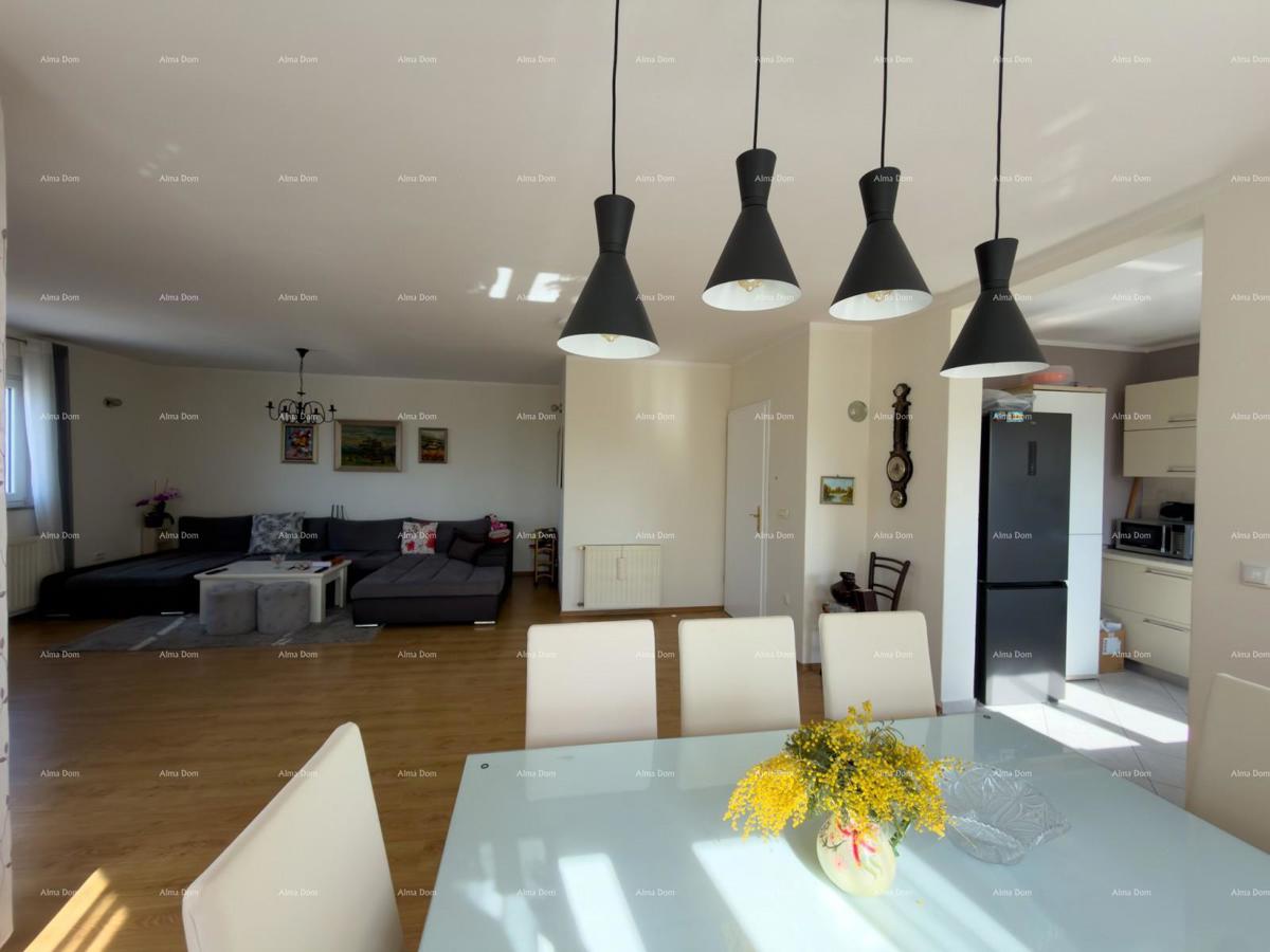 The translation of "Kuća sa dva stana" to Slovenian is "Hiša z dvema stanovanjem."