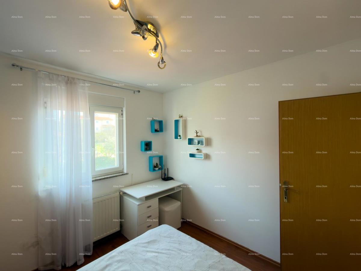 The translation of "Kuća sa dva stana" to Slovenian is "Hiša z dvema stanovanjem."