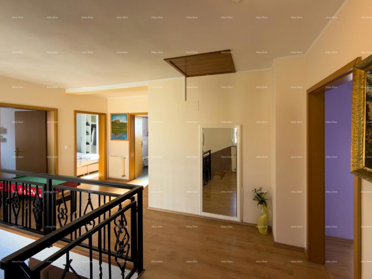 The translation of "Kuća sa dva stana" to Slovenian is "Hiša z dvema stanovanjem."