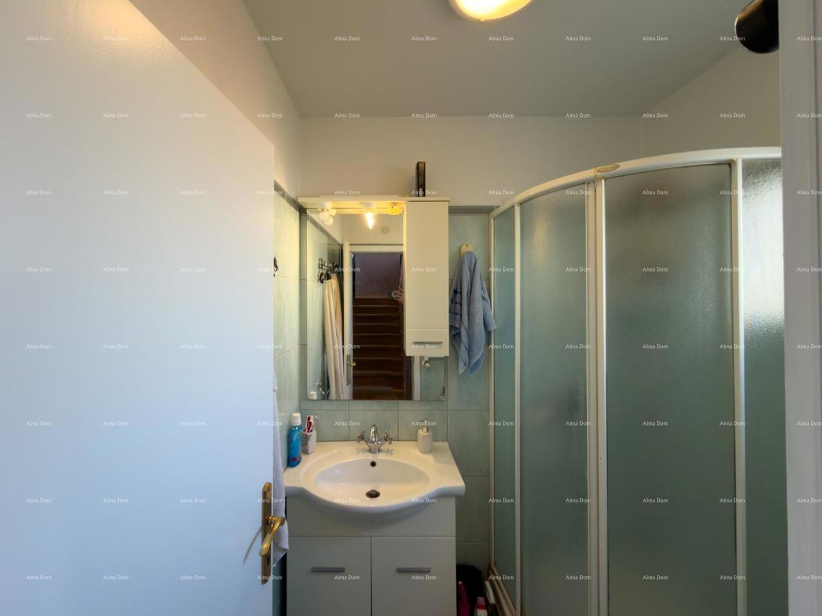 The translation of "Kuća sa dva stana" to Slovenian is "Hiša z dvema stanovanjem."