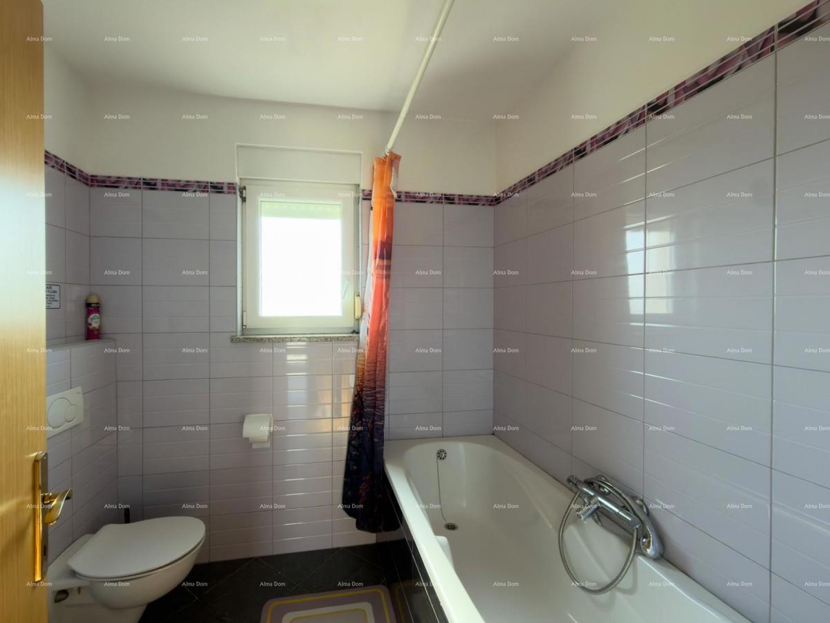 The translation of "Kuća sa dva stana" to Slovenian is "Hiša z dvema stanovanjem."