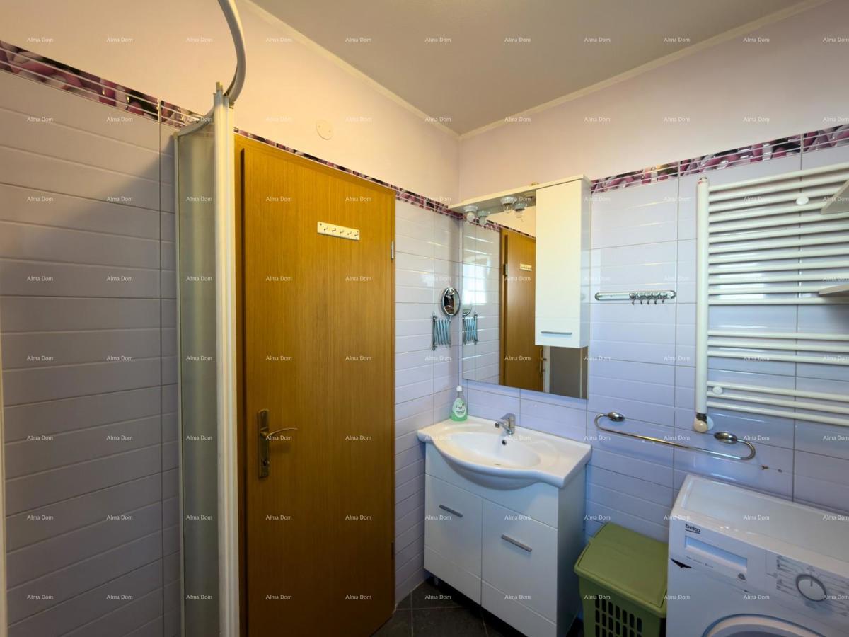 The translation of "Kuća sa dva stana" to Slovenian is "Hiša z dvema stanovanjem."