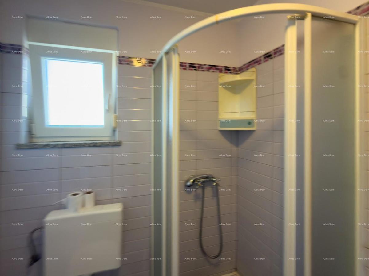 The translation of "Kuća sa dva stana" to Slovenian is "Hiša z dvema stanovanjem."