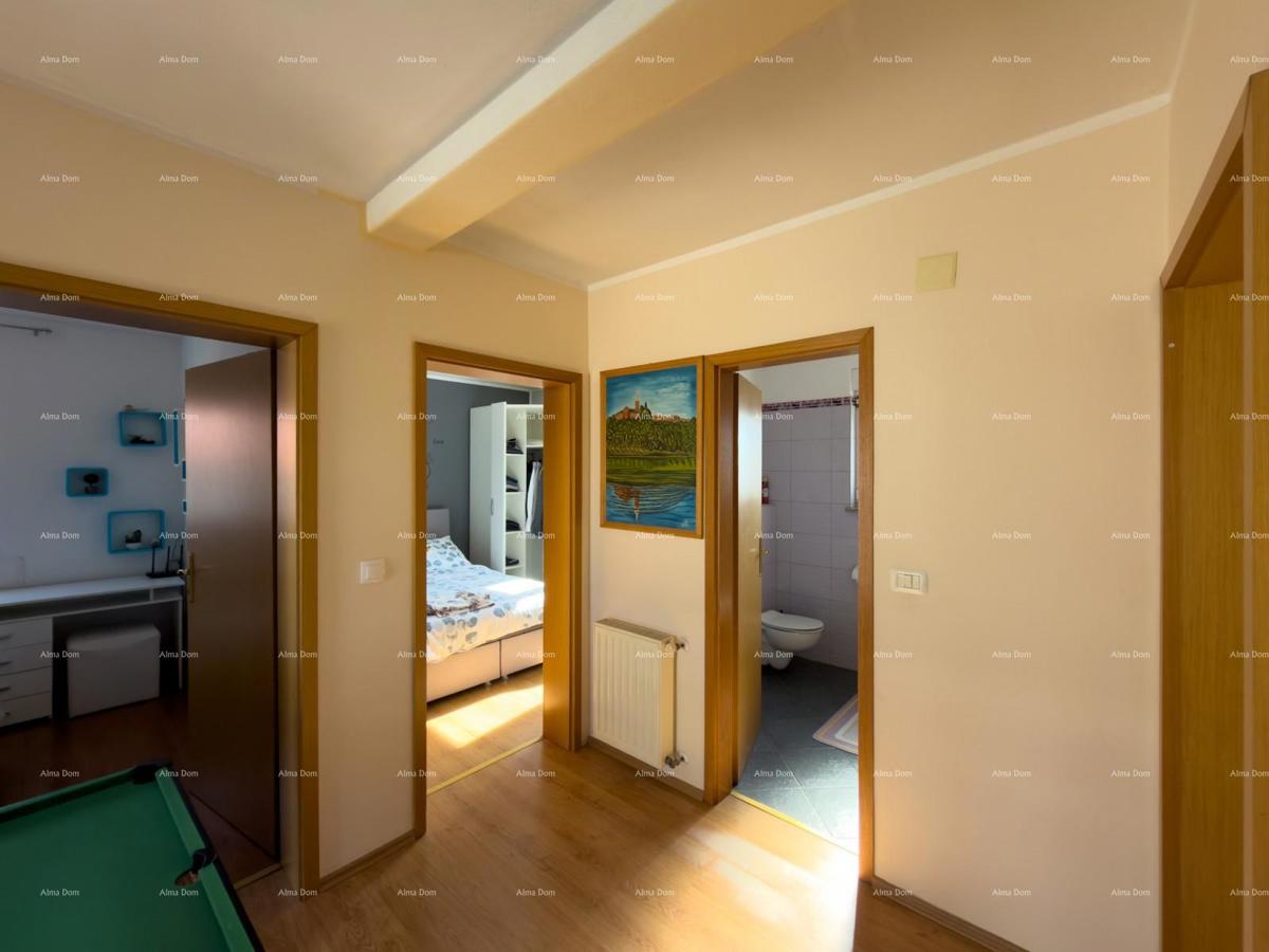 The translation of "Kuća sa dva stana" to Slovenian is "Hiša z dvema stanovanjem."