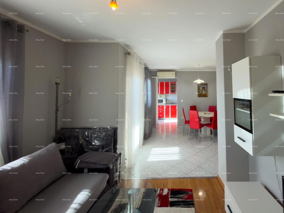 The translation of "Kuća sa dva stana" to Slovenian is "Hiša z dvema stanovanjem."