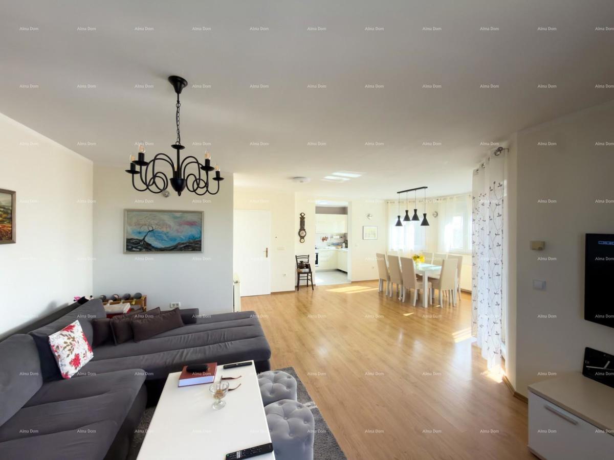 The translation of "Kuća sa dva stana" to Slovenian is "Hiša z dvema stanovanjem."