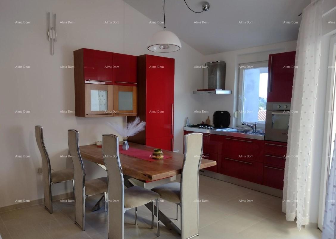 Stanovanje, Valbandon, z 2 parkirnima mestoma in dvoriščem