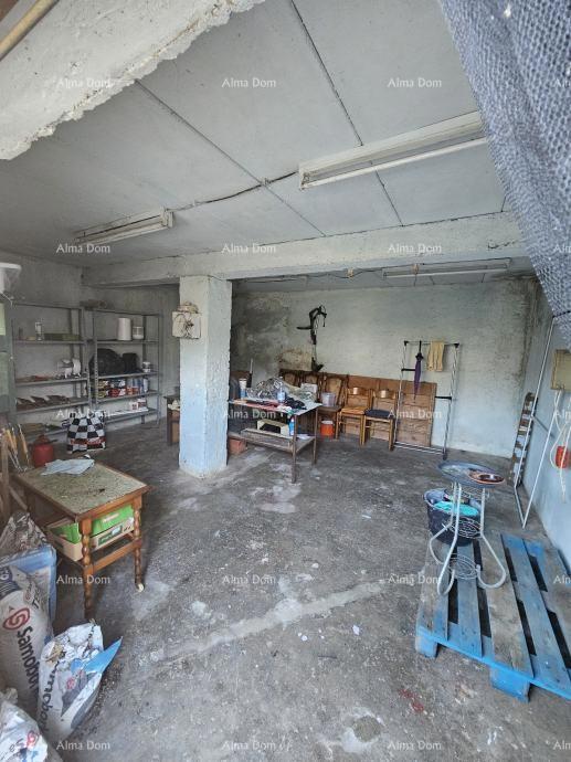 Barban – hiša z ograjenim dvoriščem