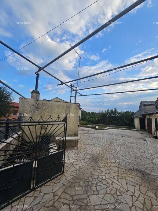 Barban – hiša z ograjenim dvoriščem