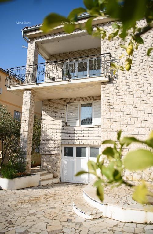 PREMANTURA – čudovita hiša s tremi stanovanji