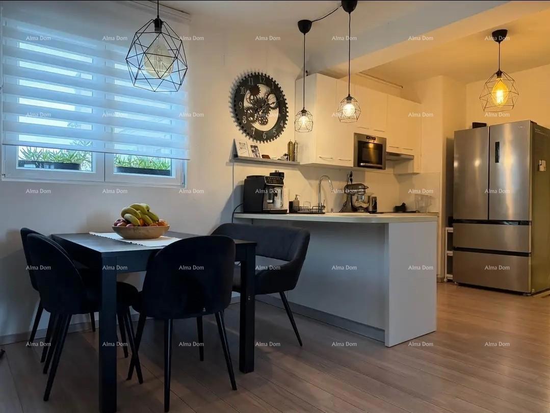 Prostran stan v Puli z 2 spalnicama in parkiriščem, blizu centra in plaže