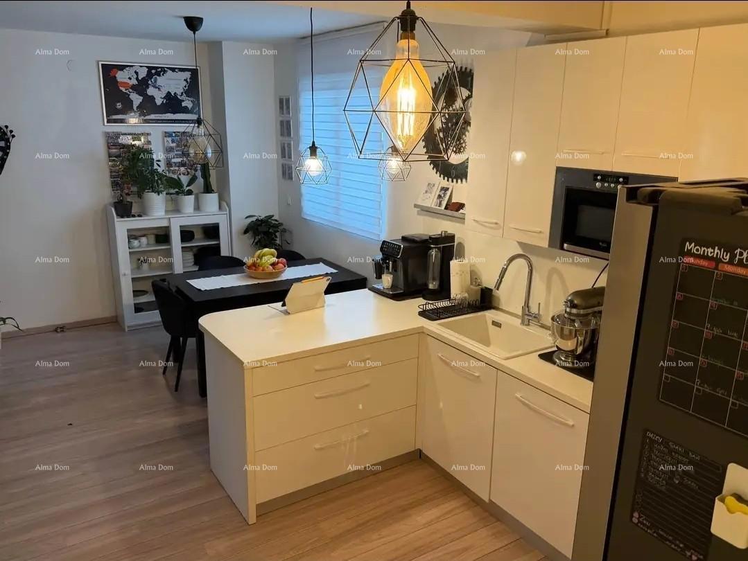 Prostran stan v Puli z 2 spalnicama in parkiriščem, blizu centra in plaže