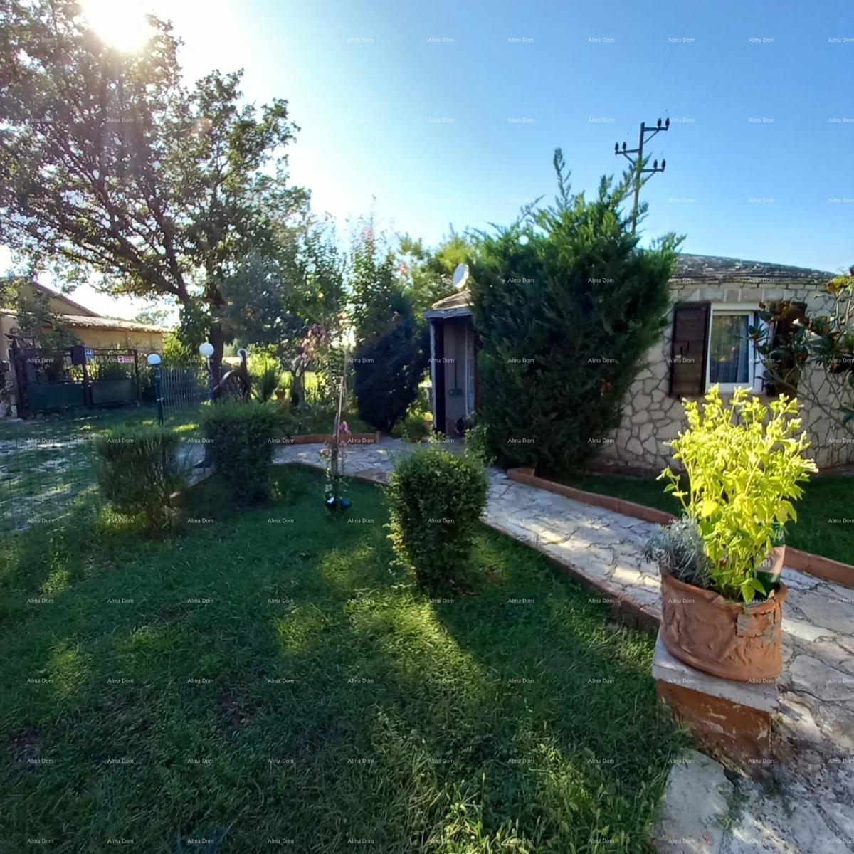 MEDULIN – AVTENTIČNA ISTRSKA HIŠA (KAŽUN) Z VRTOM, 600 M OD MORJA