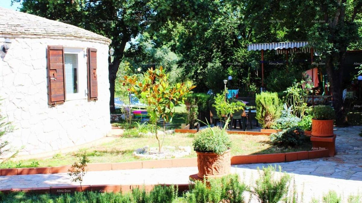 MEDULIN – AVTENTIČNA ISTRSKA HIŠA (KAŽUN) Z VRTOM, 600 M OD MORJA