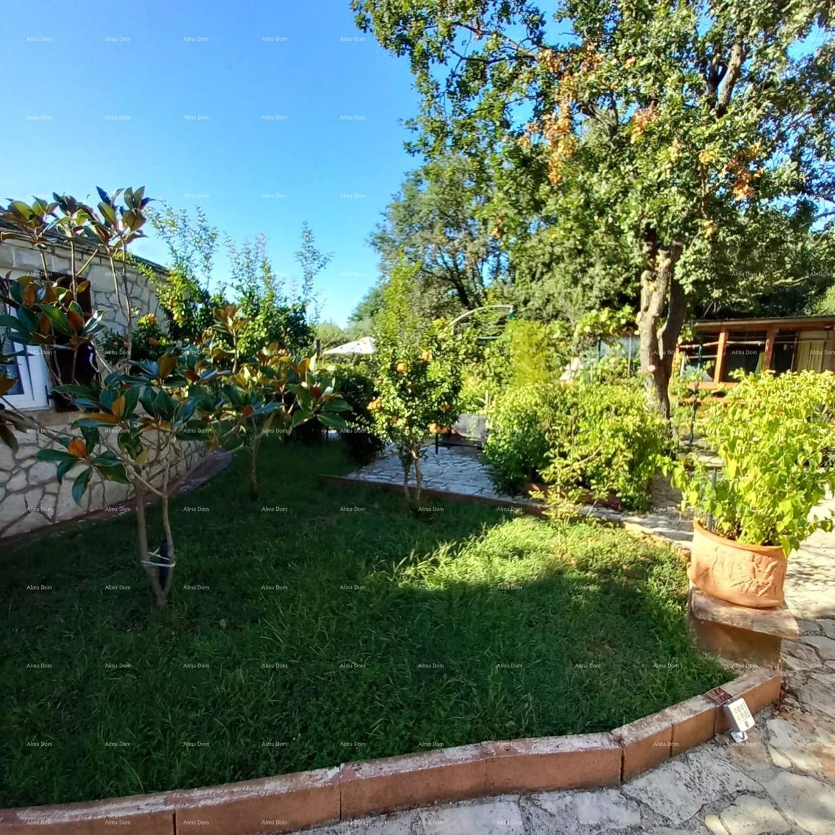 MEDULIN – AVTENTIČNA ISTRSKA HIŠA (KAŽUN) Z VRTOM, 600 M OD MORJA