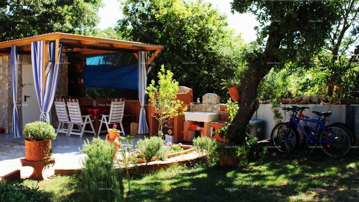 MEDULIN – AVTENTIČNA ISTRSKA HIŠA (KAŽUN) Z VRTOM, 600 M OD MORJA