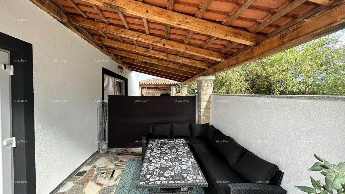Prodajamo hišo z več apartmaji in bazenom.