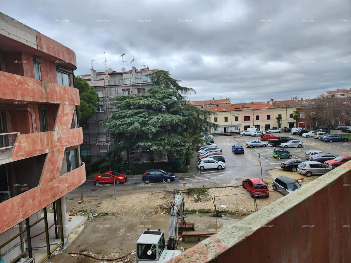 Poreč, stanovanjsko poslovni objekt v gradnji s stanovanji in podzemnimi garažami.