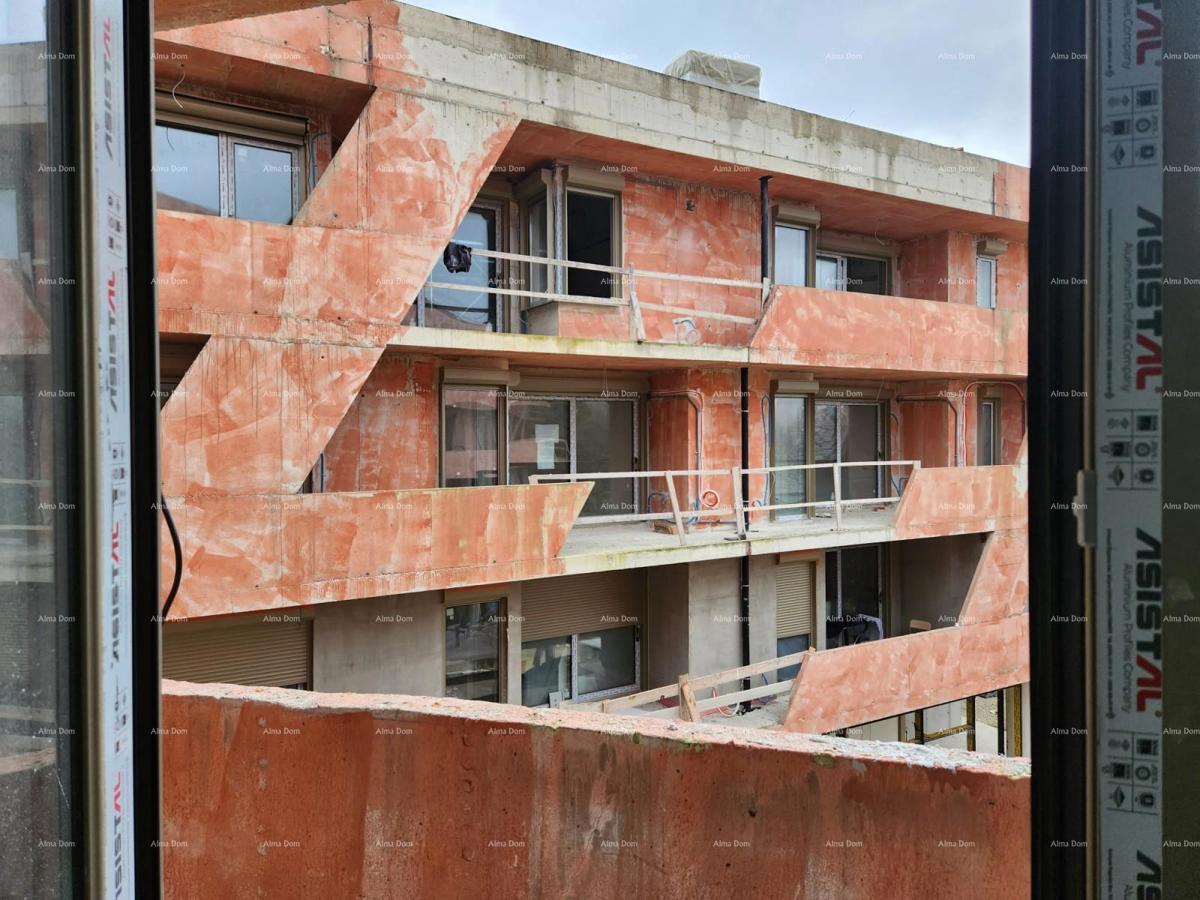 Poreč, stanovanjsko poslovni objekt v gradnji s stanovanji in podzemnimi garažami.
