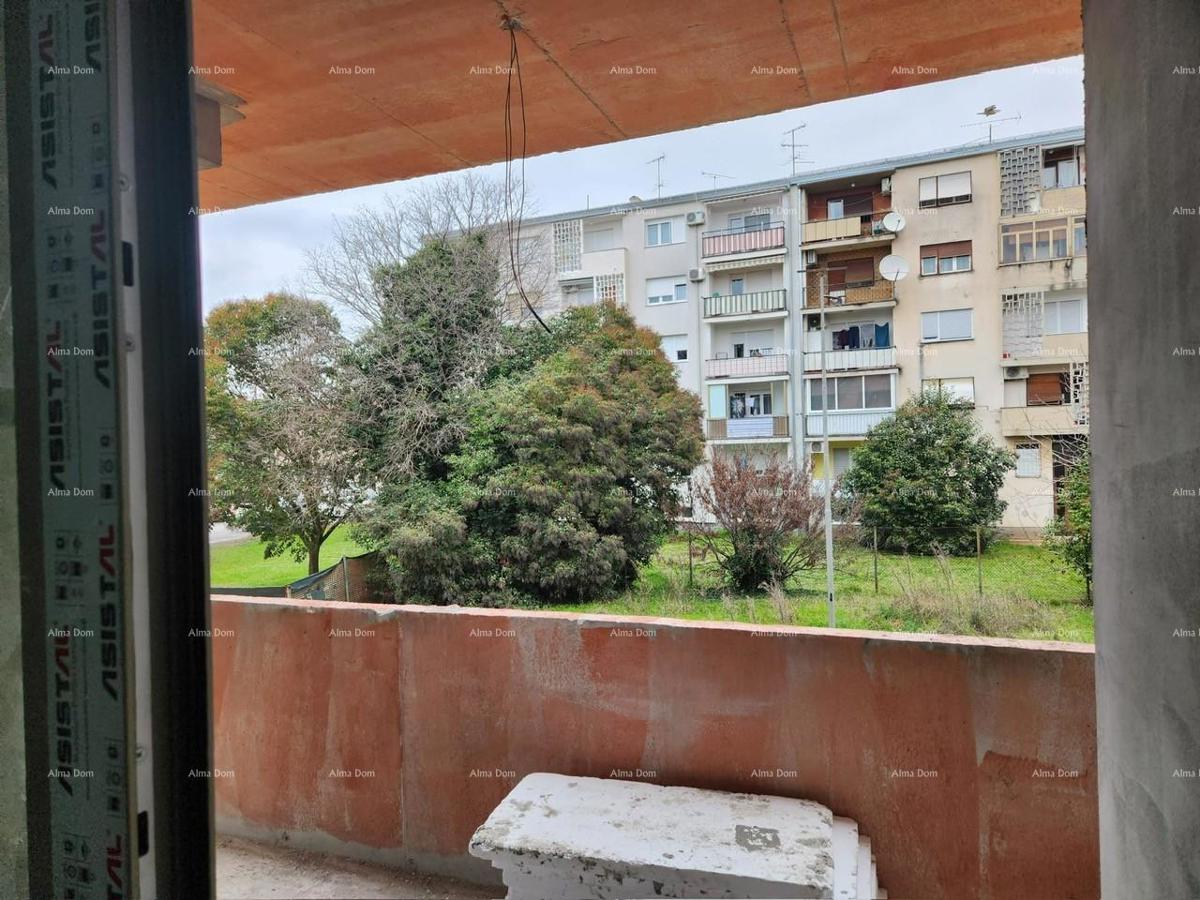 Poreč, stanovanjsko poslovni objekt v gradnji s stanovanji in podzemnimi garažami.
