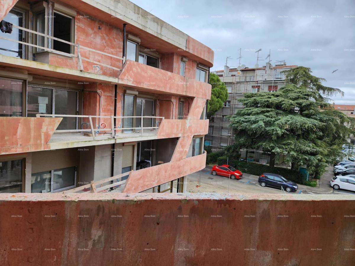 Poreč, stanovanjsko poslovni objekt v gradnji s stanovanji in podzemnimi garažami.