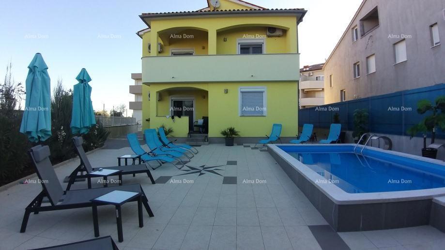 Peroj – Hiša s tremi apartmaji in bazenom