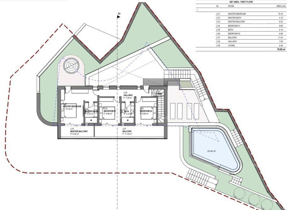Prodaja se gradbeno zemljišče z ruševno hišico v Labinu, s pogledom na morje in projektom.