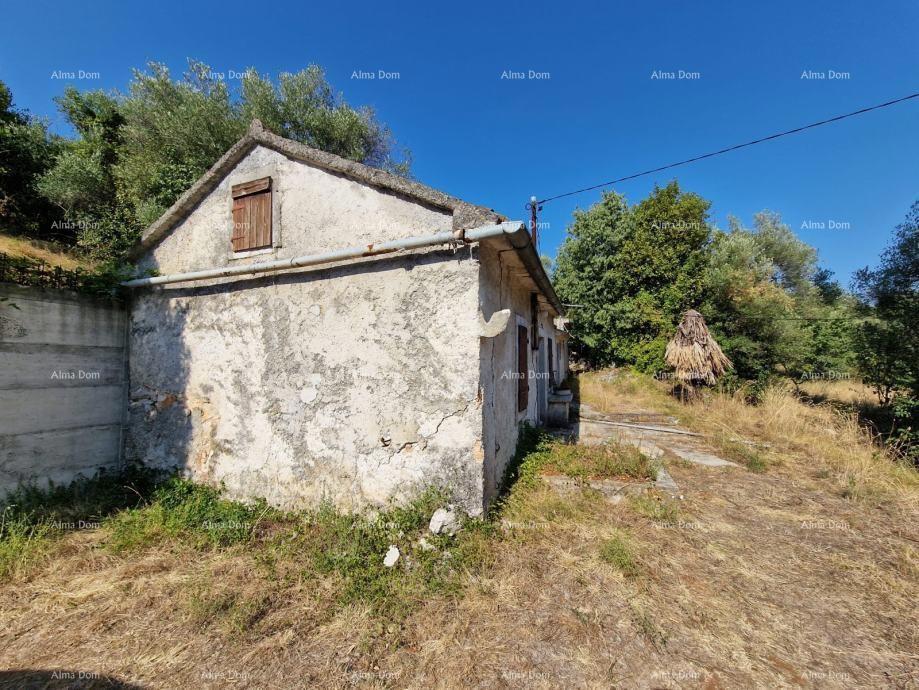 Prodaja se gradbeno zemljišče z ruševno hišico v Labinu, s pogledom na morje in projektom.
