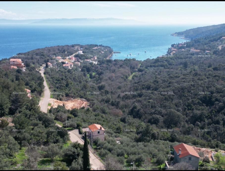 Prodaja se gradbeno zemljišče z ruševno hišico v Labinu, s pogledom na morje in projektom.