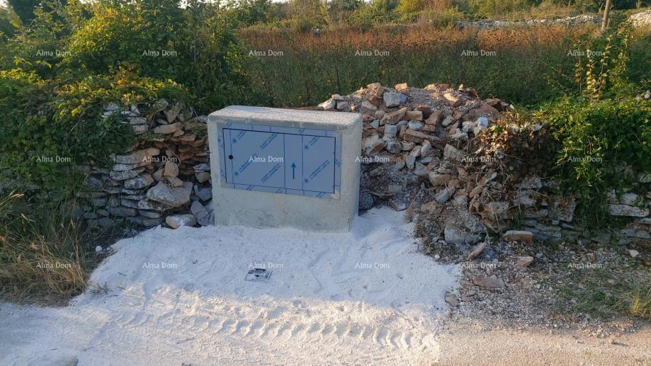 Građevinsko zemljišče s dovoljenjem in projektom vile z bazenom – 760 m²