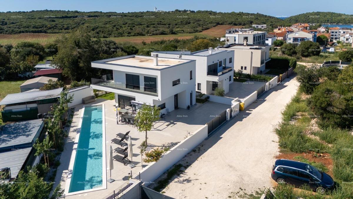 Prodaja - novo zgrajena, moderna in ekskluzivna vila s bazenom, Volme, Pula!