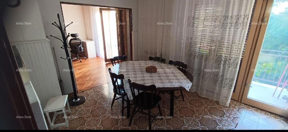 Pazin, družinska posest s dvema stanovanjem in veliko dvorišče