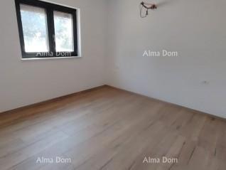 Trosobno stanovanje v 1. nadstropju novogradnje v bližini morja