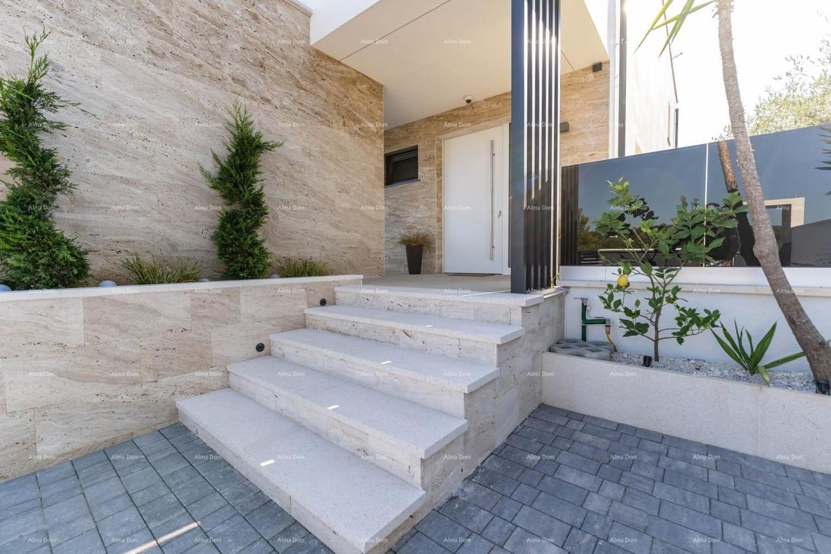 Moderna hiša z bazenom na odlični lokaciji, Medulin!