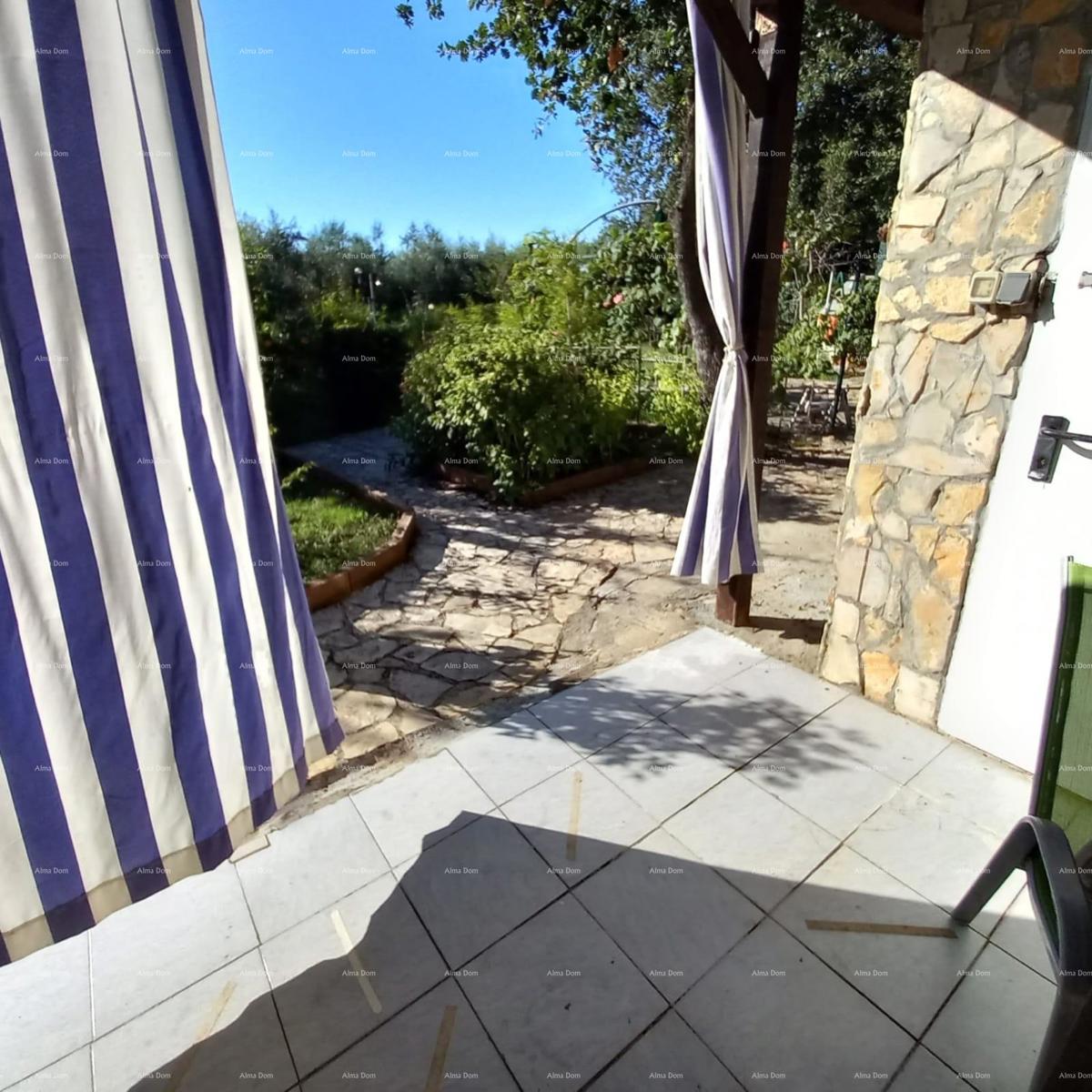 MEDULIN – AVTENTIČNA ISTRSKA HIŠA (KAŽUN) Z VRTOM, 600 M OD MORJA