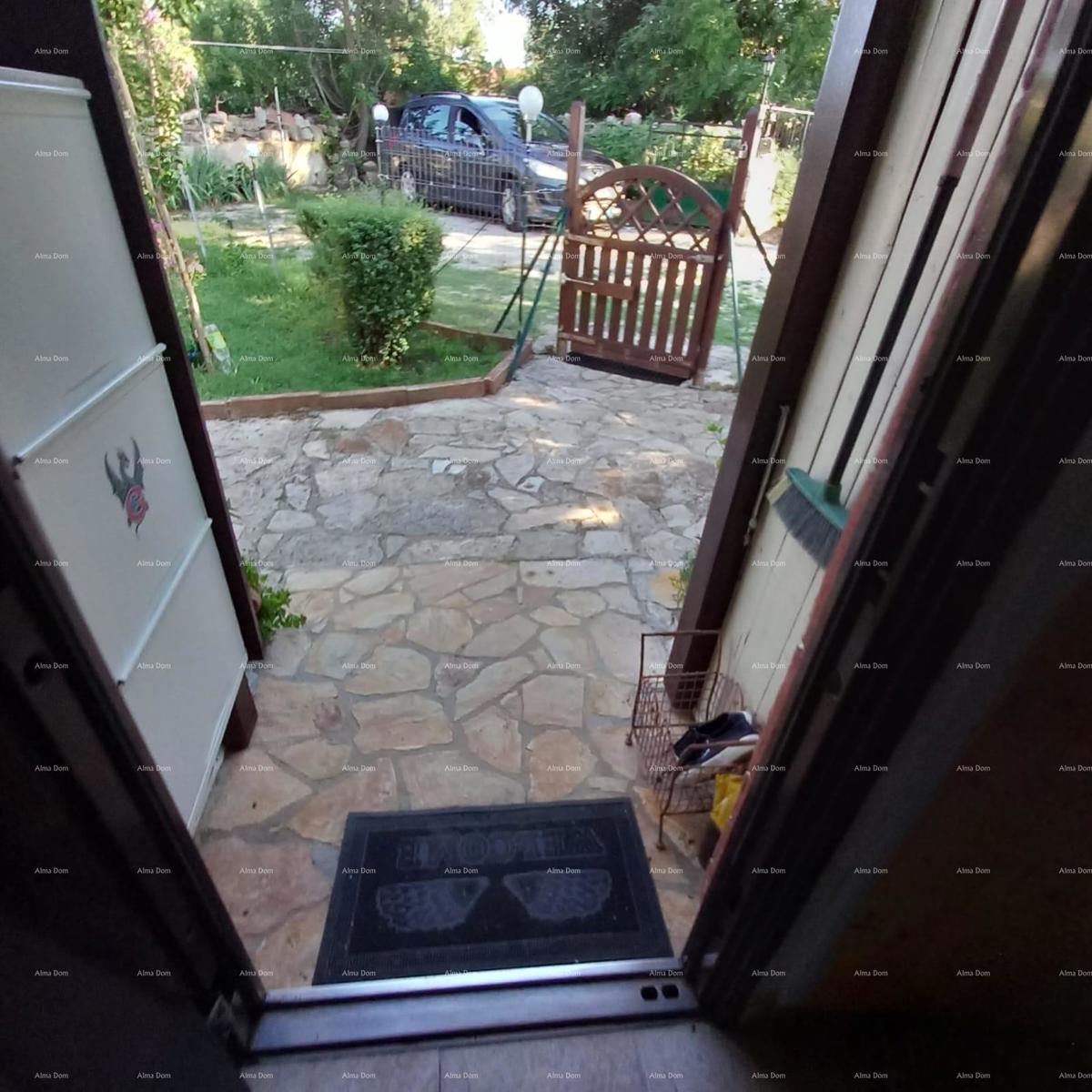 MEDULIN – AVTENTIČNA ISTRSKA HIŠA (KAŽUN) Z VRTOM, 600 M OD MORJA