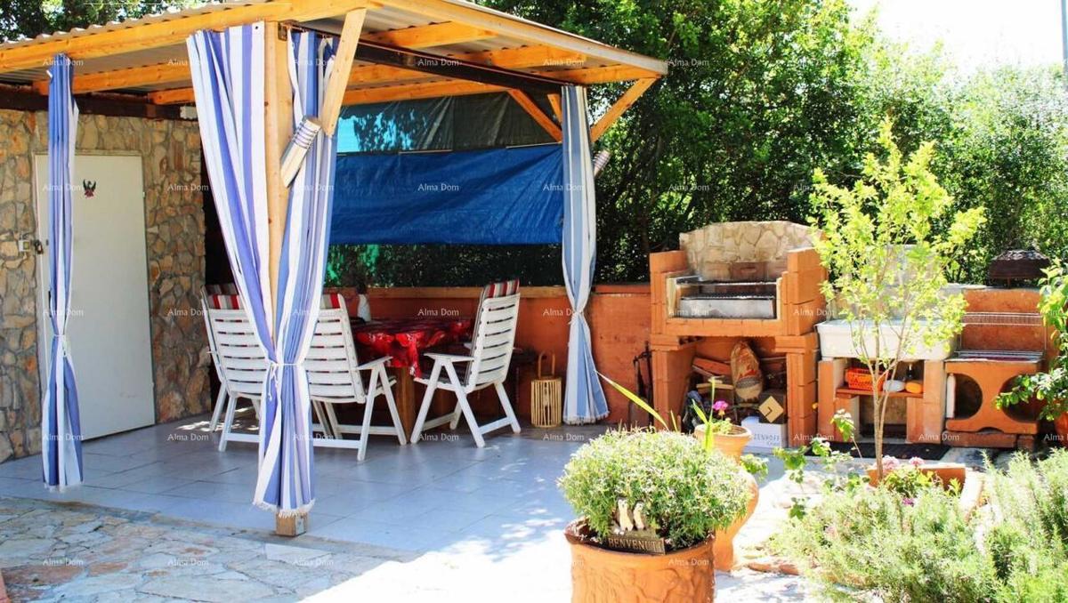 MEDULIN – AVTENTIČNA ISTRSKA HIŠA (KAŽUN) Z VRTOM, 600 M OD MORJA